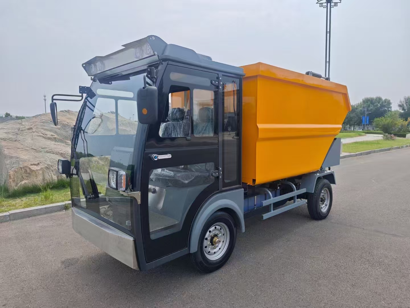 后裝式電動四輪掛桶垃圾車