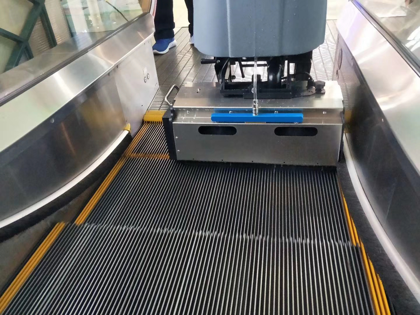 扶梯清洗機 | 電動扶梯清洗機 | 商場清潔設備 | 山東魯環機械設備有限公司